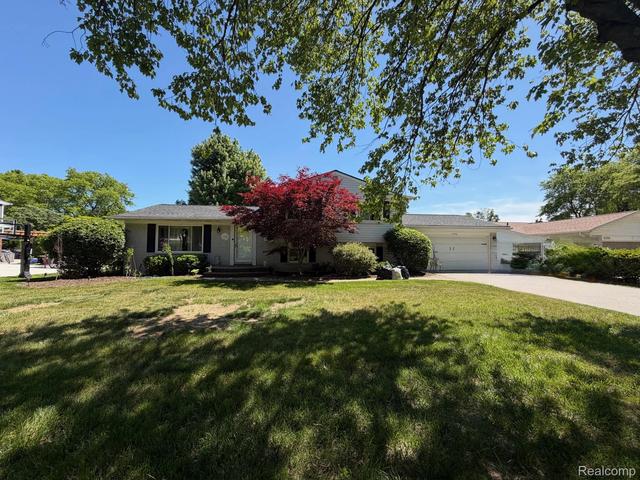 6366 Walker Dr, Troy, MI 48085