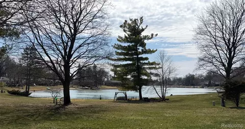 6366 Walker Dr, Troy, MI 48085