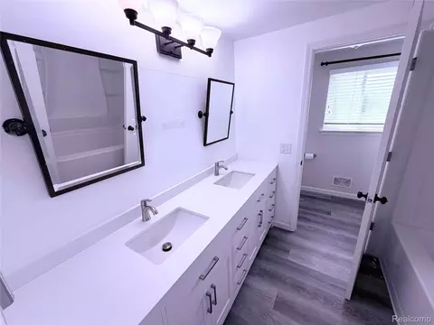 Bath - 6366 Walker Dr, Troy, MI 48085 photo 2 of 3