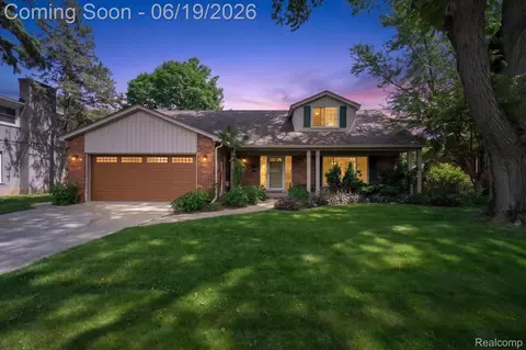 19780 Edshire Ln, Grosse Pointe Woods, MI 48236