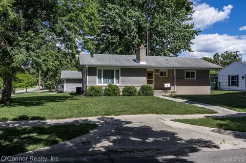 905 Virginia Ave, Marysville, MI 48040