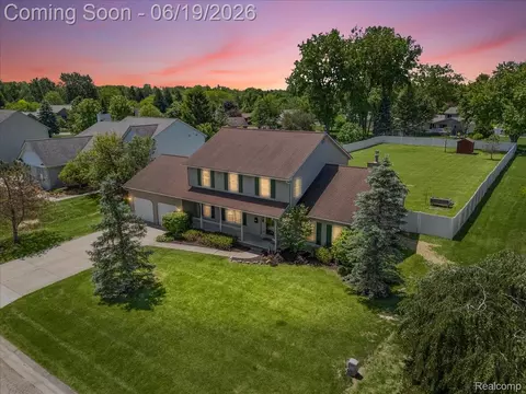 1420 Bush Creek Dr, Grand Blanc, MI 48439