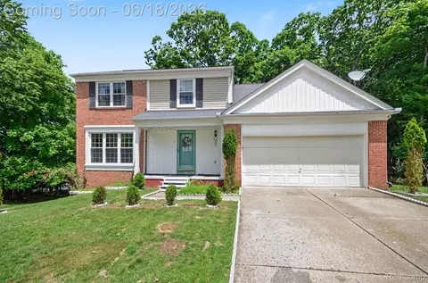 425 Thornridge Ct, Rochester Hills, MI 48307