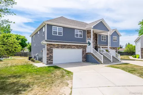 145 Whispering Pines Dr, Fenton, MI 48430