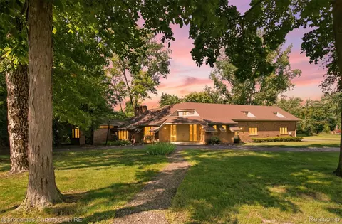 25310 Canterbury Rd, Franklin, MI 48025