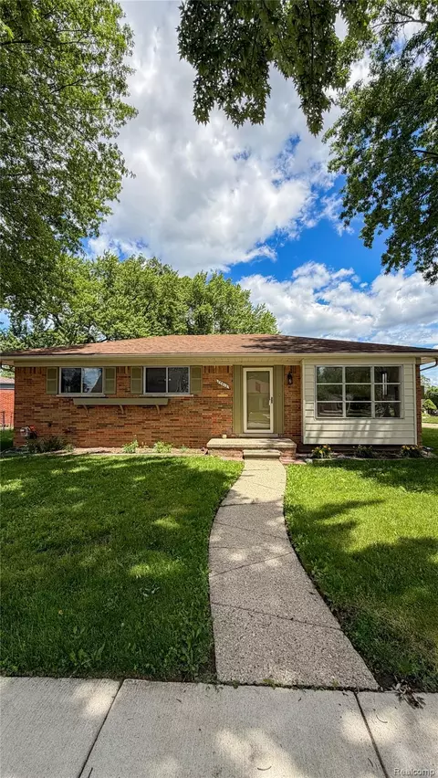29812 Newport Dr, Warren, MI 48088