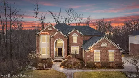7083 Chatham Ct, West Bloomfield, MI 48322
