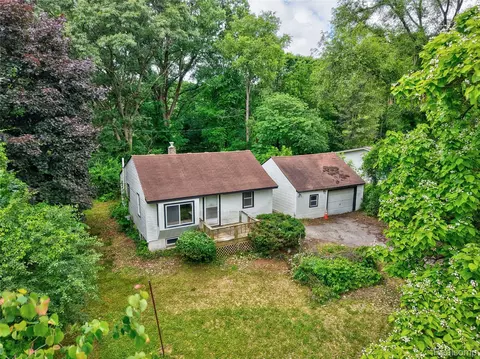 1975 Porter Rd, White Lake, MI 48383