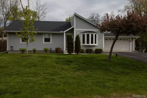9170 Pennfield Ave, White Lake, MI 48386
