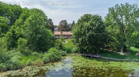 1101 S Lake Valley Dr, Fenton, MI 48430
