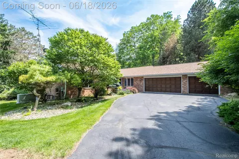 1101 S Lake Valley Dr, Fenton, MI 48430
