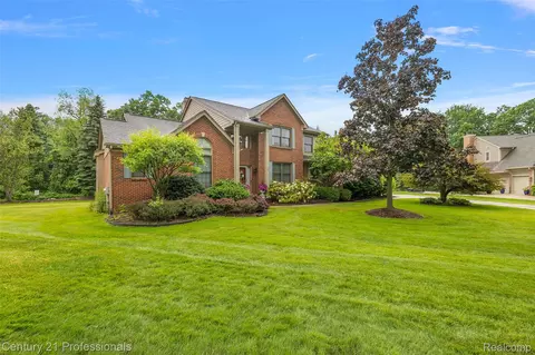 8117 Remington Ct, Independence, MI 48348