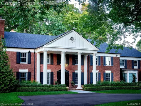 950 E Glengarry Cir, Bloomfield Hills, MI 48301