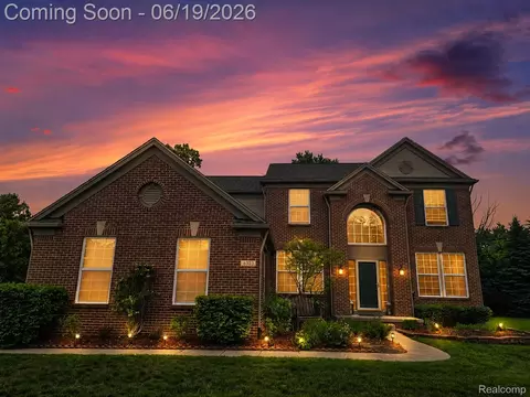 6323 Moonstone Dr, Grand Blanc, MI 48439