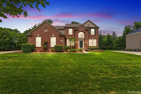 6323 Moonstone Dr, Grand Blanc, MI 48439