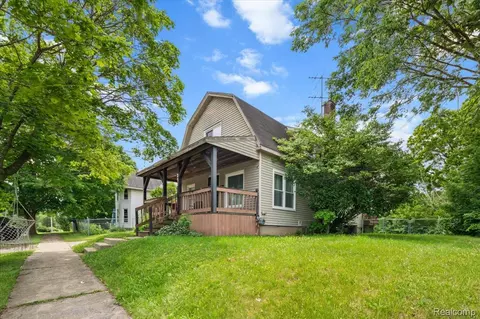 Exterior - 236 Lynn St, Flushing, MI 48433 photo 4 of 7