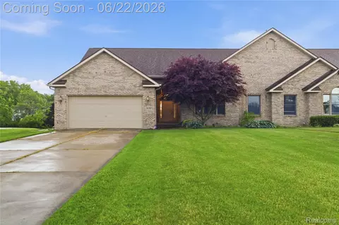 8091 Prestonwood Ct, Flushing, MI 48433