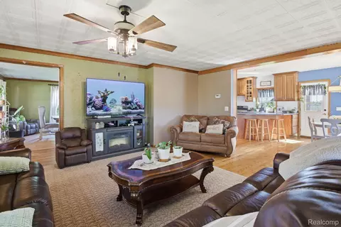 Living - 14104 Carleton West Rd, Exeter, MI 48117 photo 2 of 4