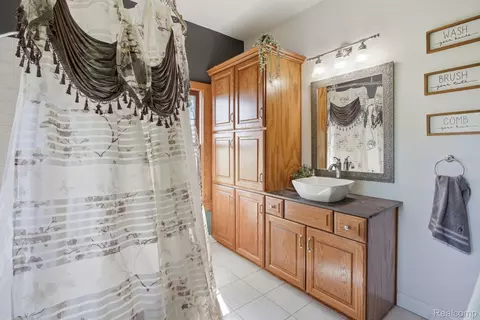 Bath - 14104 Carleton West Rd, Exeter, MI 48117 photo 2 of 3