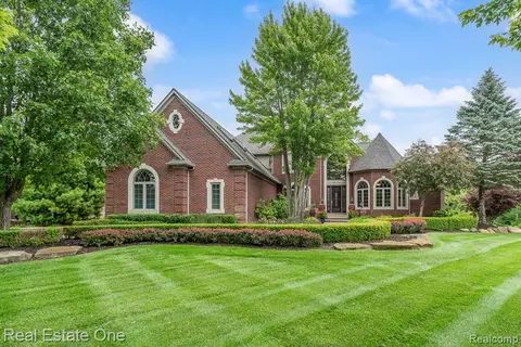 2737 Pebble Beach Dr, Oakland, MI 48363