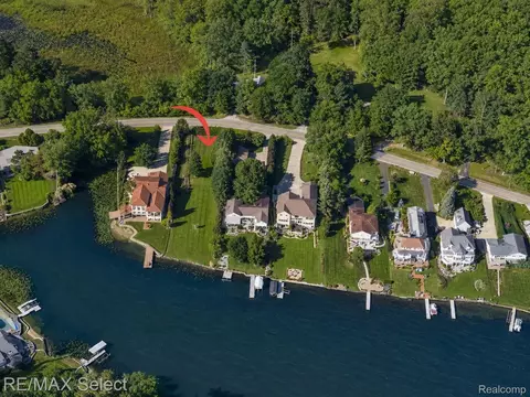 14189 Swanee Beach Dr, Fenton, MI 48430