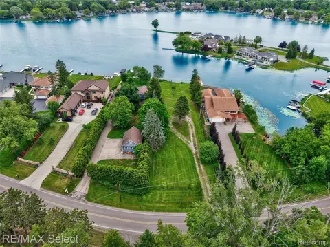 14189 Swanee Beach Dr, Fenton, MI 48430