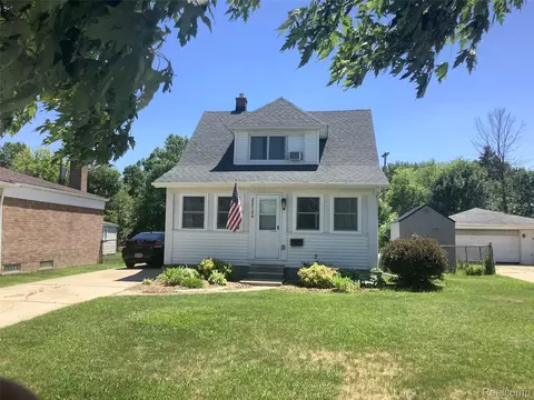 22124 Violet St, Saint Clair Shores, MI 48082