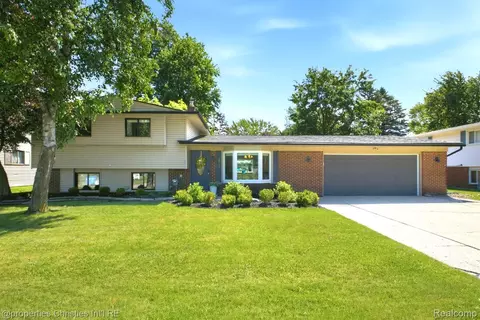 2805 Pinto Dr, Commerce, MI 48382