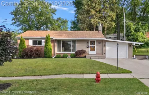 737 Panorama Dr, Milford, MI 48381