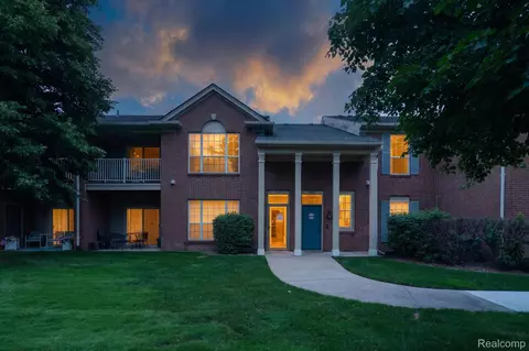 3203 Chesapeake Cir, Commerce, MI 48390