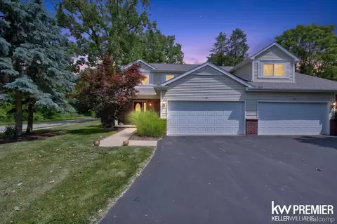 551 Indian Oaks Dr, Howell, MI 48843