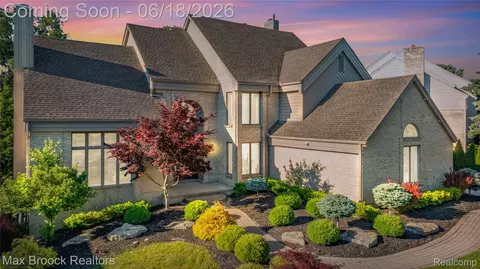 7102 Alta Vista Dr, West Bloomfield, MI 48322