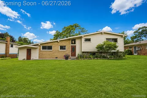 1318 S Williams Lake Rd, White Lake, MI 48386