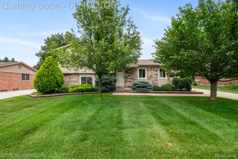 39738 Day Dr E, Clinton Township, MI 48038