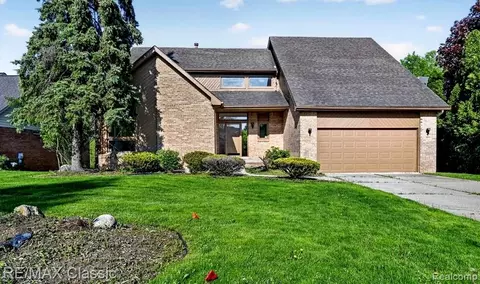 30779 Country Ridge Cir, Farmington Hills, MI 48331