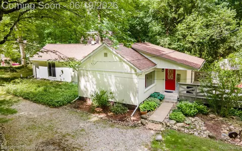 5223 Woodlane Rd, Independence, MI 48348