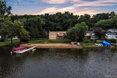 2276 Webster Park Dr, Genoa, MI 48843