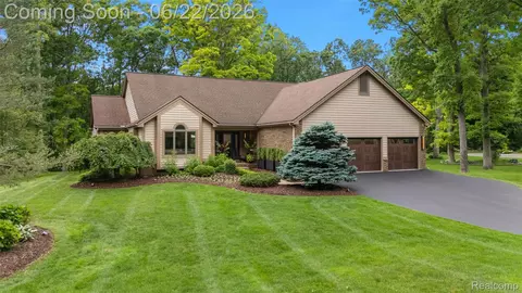 5083 Timber Cove Cir, Independence, MI 48346