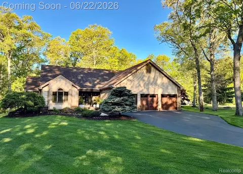 5083 Timber Cove Cir, Independence, MI 48346