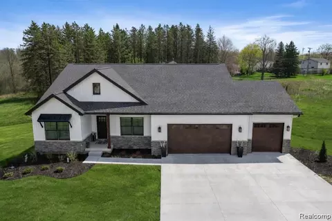 12749 Ivy Ln, Fenton, MI 48451