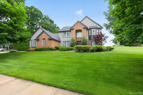 2333 Sandlewood Dr, White Lake, MI 48383