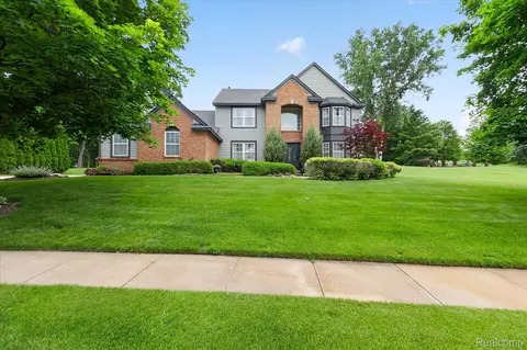 2333 Sandlewood Dr, White Lake, MI 48383