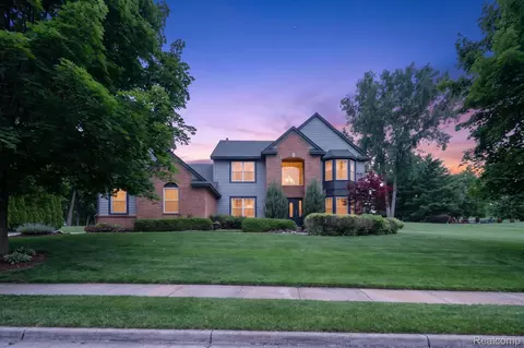 2333 Sandlewood Dr, White Lake, MI 48383