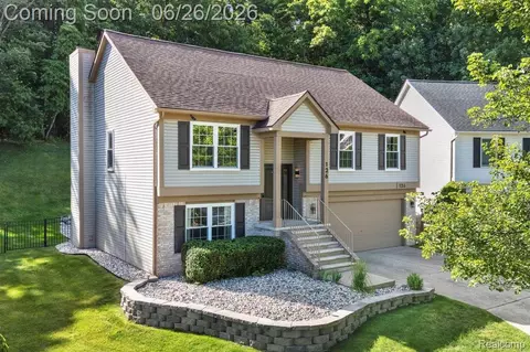 126 Eagle Ridge Rd, Orion, MI 48360