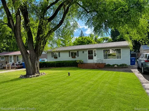 4861 Allingham Dr, White Lake, MI 48383