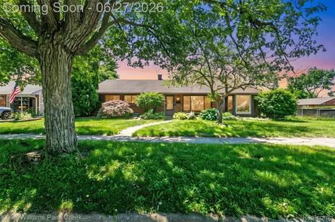 20510 Luna St, Clinton Township, MI 48035
