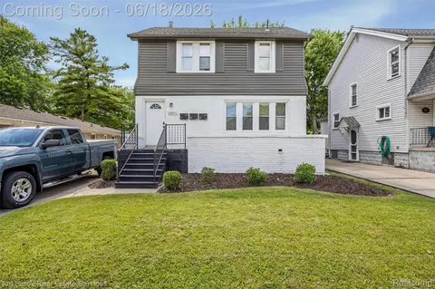 22911 Hayes Ave, Eastpointe, MI 48021