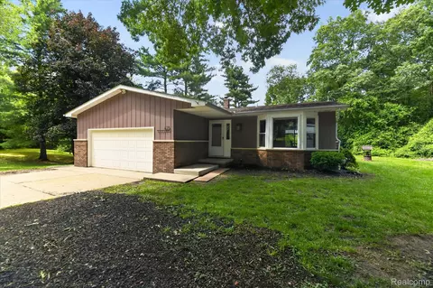 423 Sunset, White Lake, MI 48383