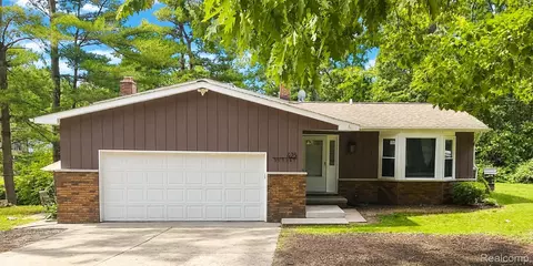 423 Sunset, White Lake, MI 48383