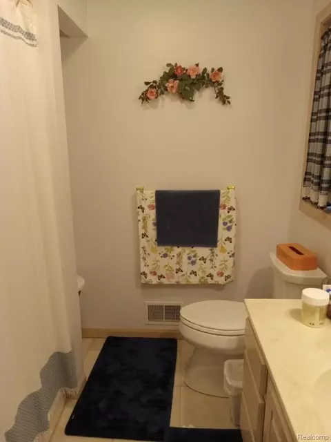 Bath - 4405 S Hemlock Rd, Centerville, MI 49621 photo 2 of 2